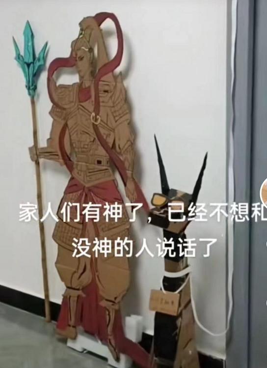 当代封校大学生遛宠物,当代大学生在遛一种很新的狗