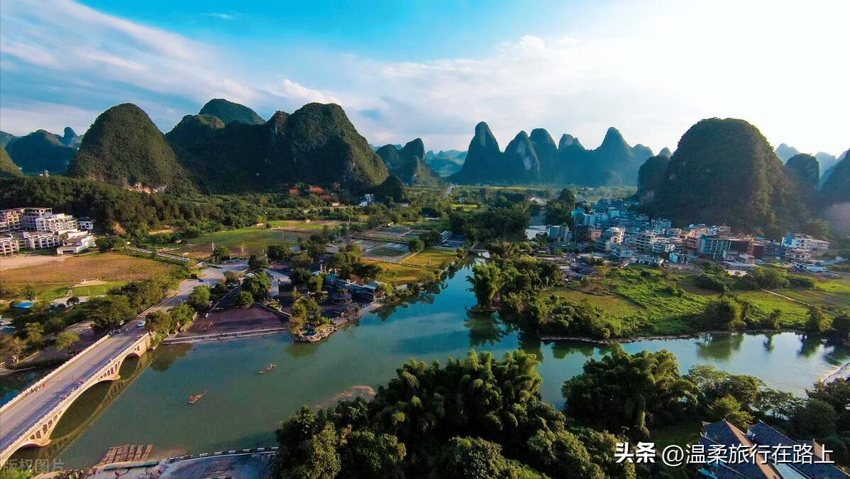 阳朔遇龙河，十里画廊万顷碧水，高山峻岭，美不胜收的山水画廊