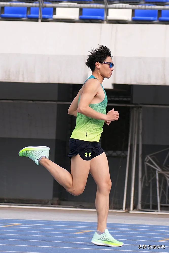 UAFLOWVelocitiElite：首款竞速碳板跑鞋的快速“出道”