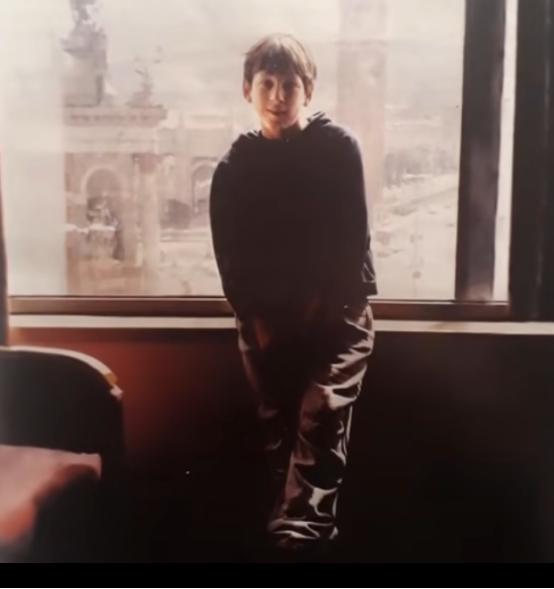 梅西一张餐巾纸的故事央视,梅西巴萨生涯始于一张餐巾纸