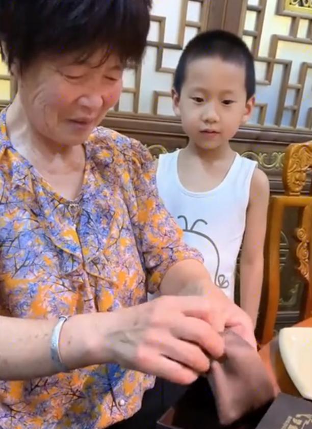 山东儿媳妇给婆婆买金镯子,儿媳花一万多给婆婆买金手镯不戴