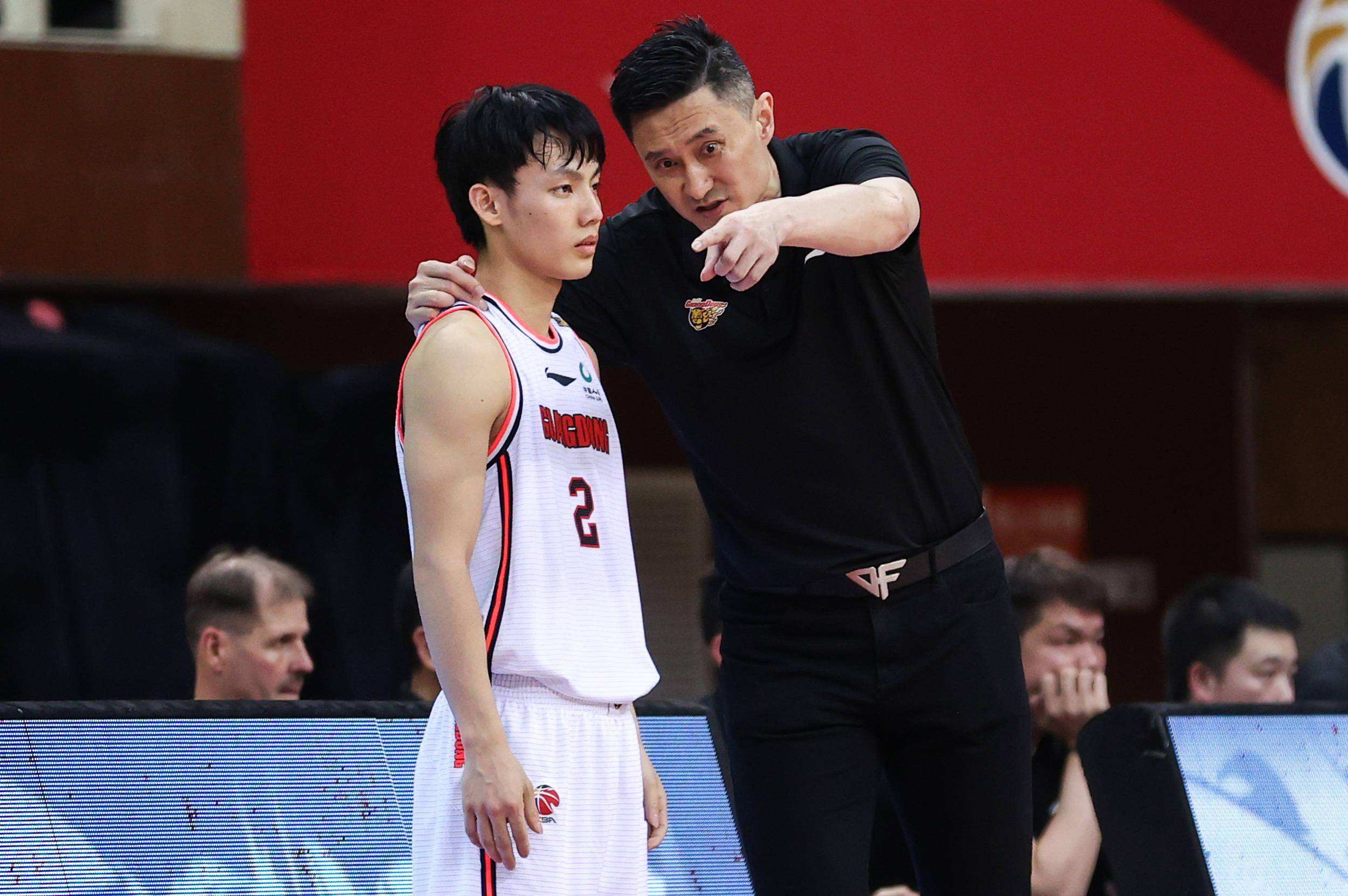 广东宏远徐杰单手传球,1米78徐杰