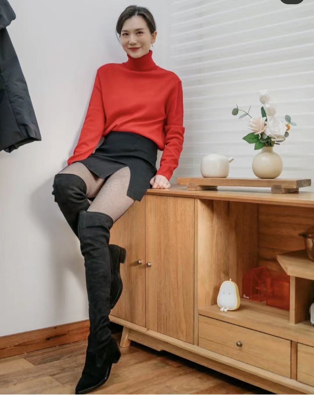 浅蓝色羽绒服怎样搭配黑色半身裙,短款白色羽绒服的最佳搭配半身裙