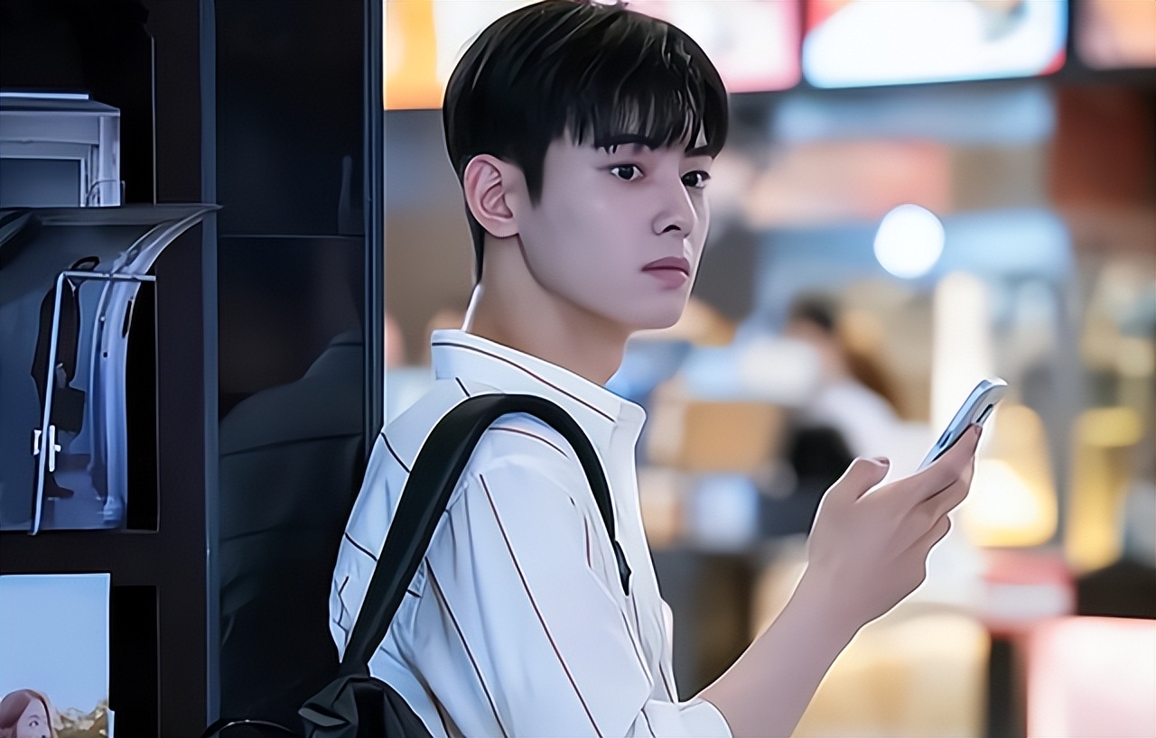 买完衣服不是嫌大就嫌小，通通送室友，20年后同学聚会：感谢资助