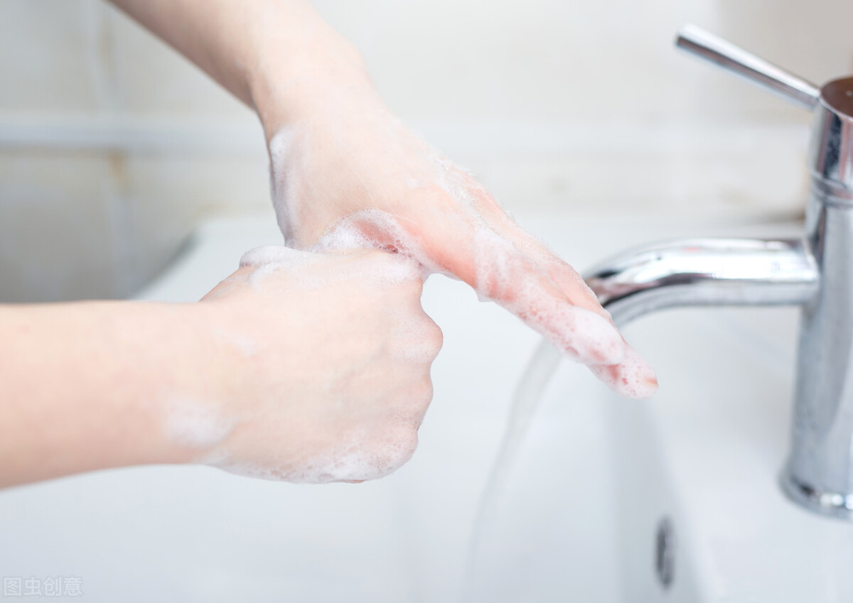 染发膏沾到皮肤上怎么去除小苏打,赛斯罗林染发膏沾皮肤上会变色吗