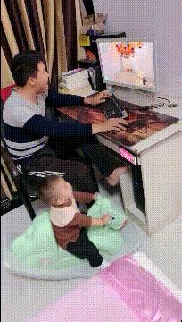 “姑娘你不能挡一下那里么？那东西让人看了很难为情”哈哈哈