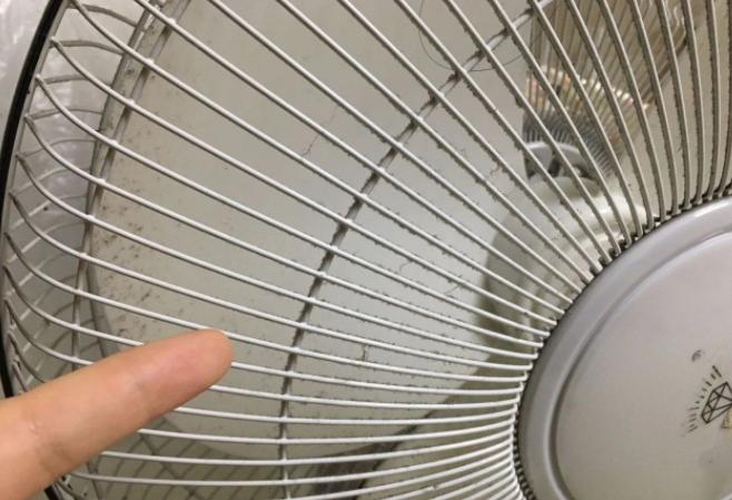 风扇上灰怎么清理,为什么电风扇的扇叶上容易积累灰