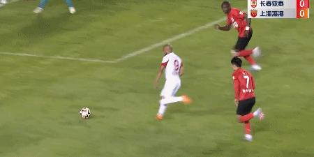 海港一骑绝尘！门柱连阻武球王莱昂纳多被队友推搡回泰山吧不受气