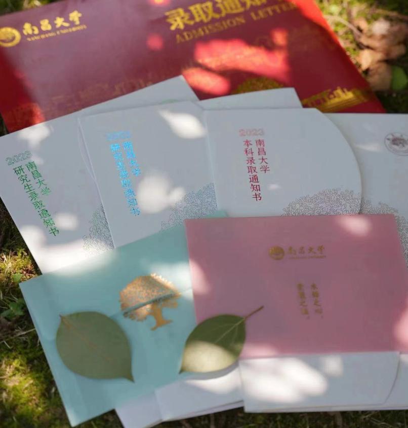 双胞胎兄弟收到北大录取通知书,三胞胎兄弟接大学的通知书