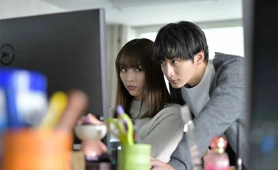 被PUA的恋爱脑：在胸上纹35岁男友名字