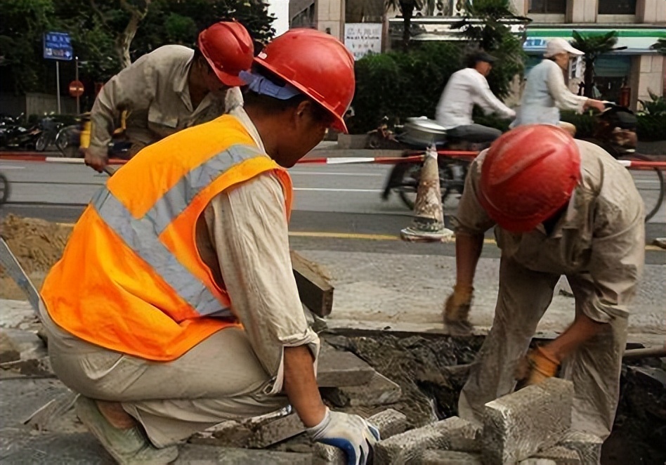 为什么民工一天能挣4500,为什么农民工一天能挣300元