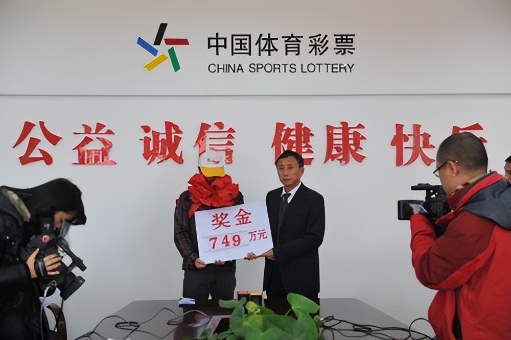 如果你彩票中了大奖需要扣多少税,如果彩票中奖1000万怎么办