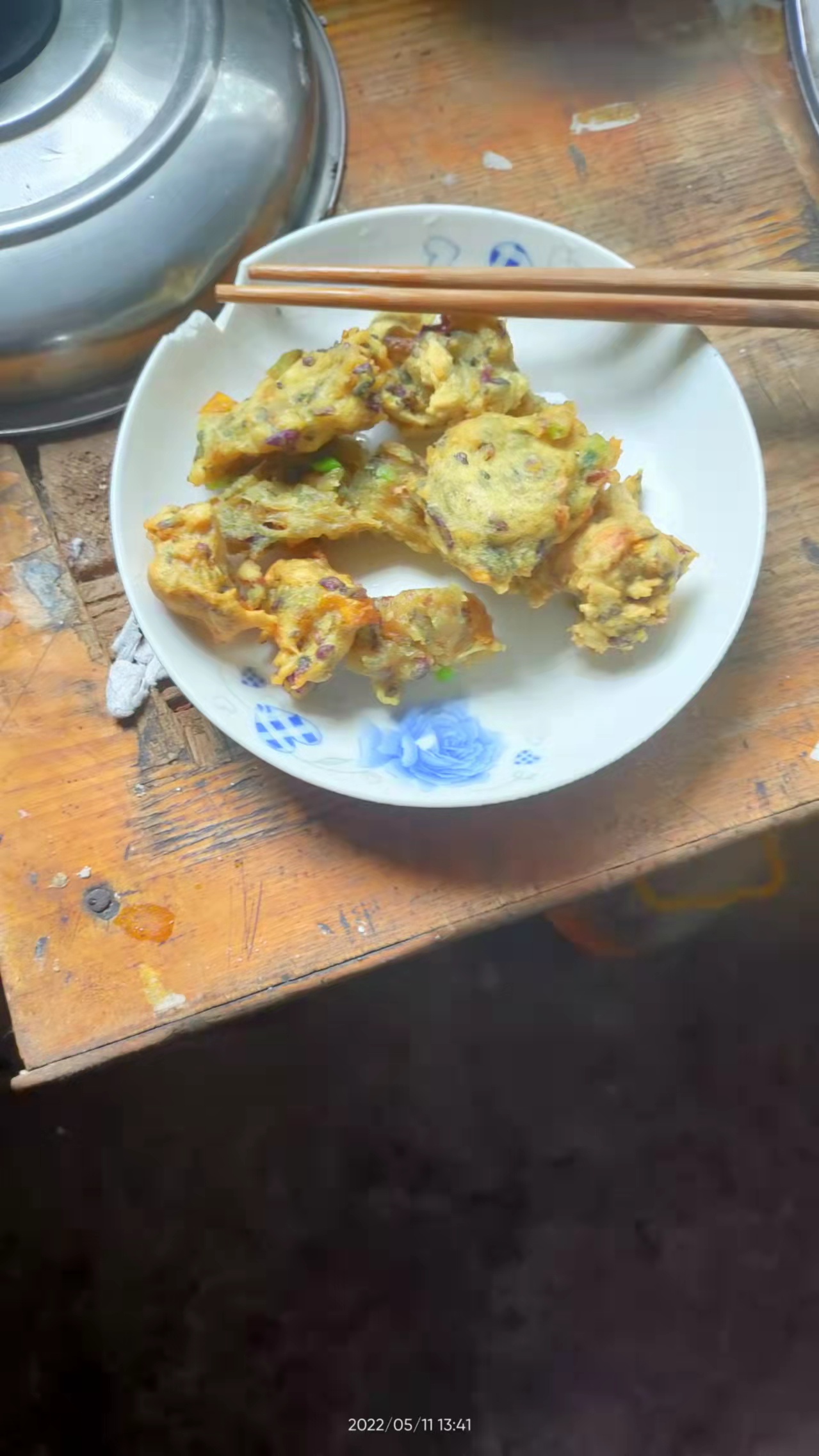 男子炸丸子,油炸火锅丸子爆炸