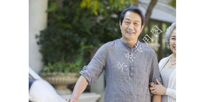 “姐，妈住院了，给5万”“你啥时候换妈了？我陪我妈逛街呢”