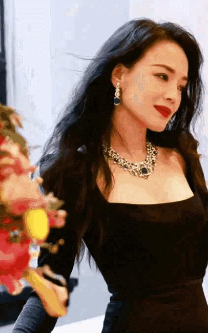 赵丽颖一头红发绚丽吸睛,赵丽颖红发造型