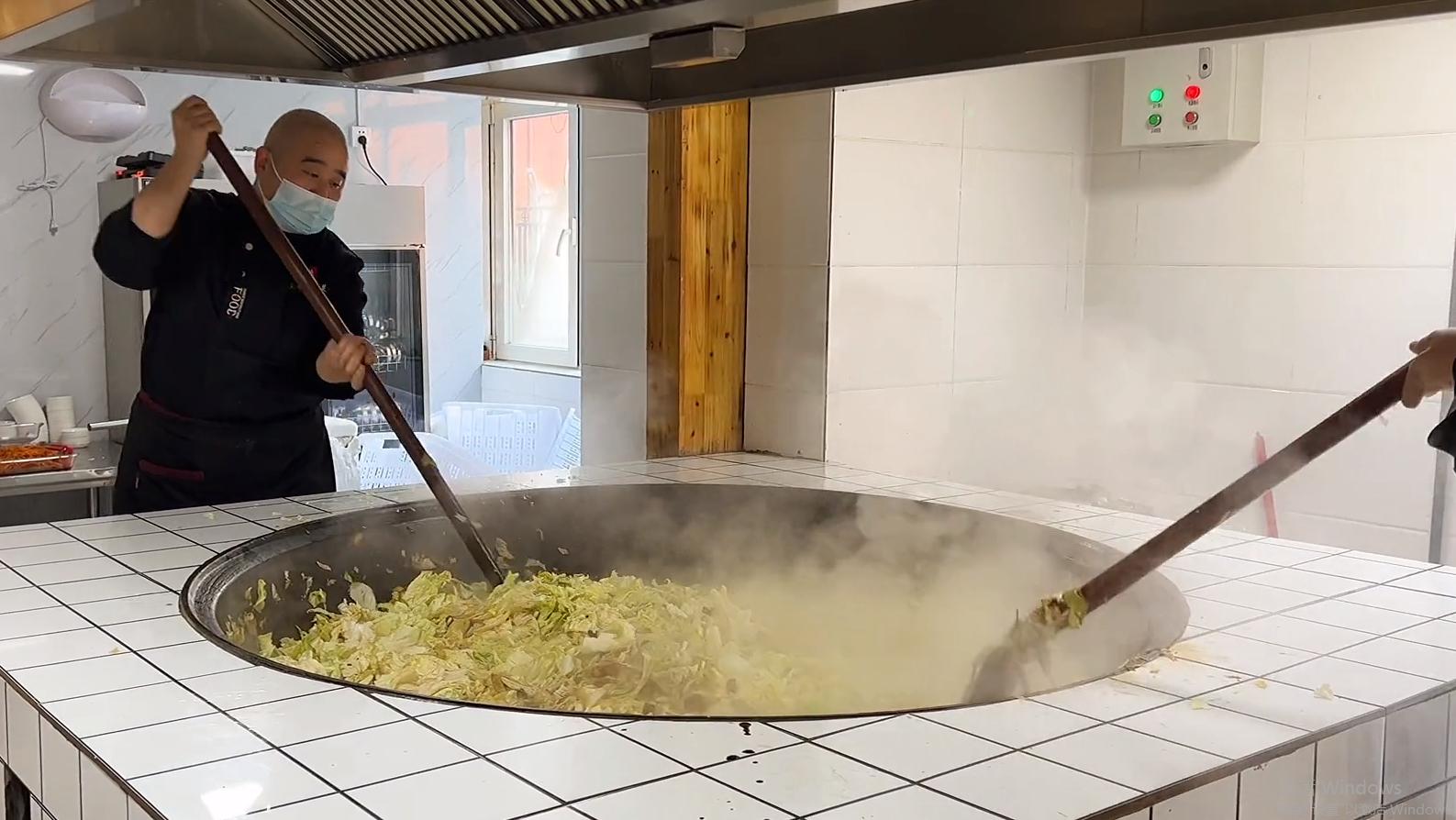 河南大姐大锅菜10块钱一份随便吃,卖便宜大锅菜