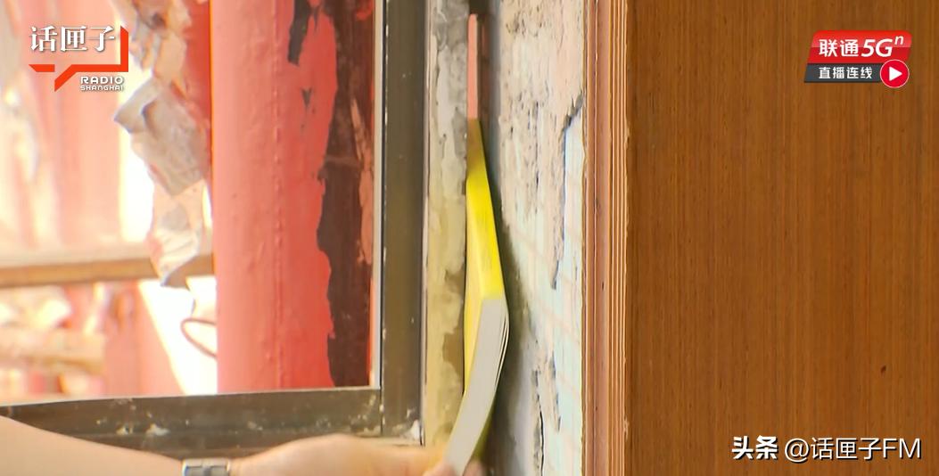 吓牢牢!沪一居民家阳台惊现“3公分宽”裂缝且发生明显倾斜,万一“掉下去”怎么办?