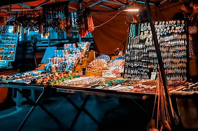 地摊日入9000？普工一年涨薪5元，年轻人逃离工厂是明智选择吗？