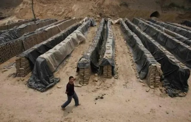 假扮乞丐吃垃圾500块卖进黑窑厂,崔松旺黑窑厂老板最后怎么处理