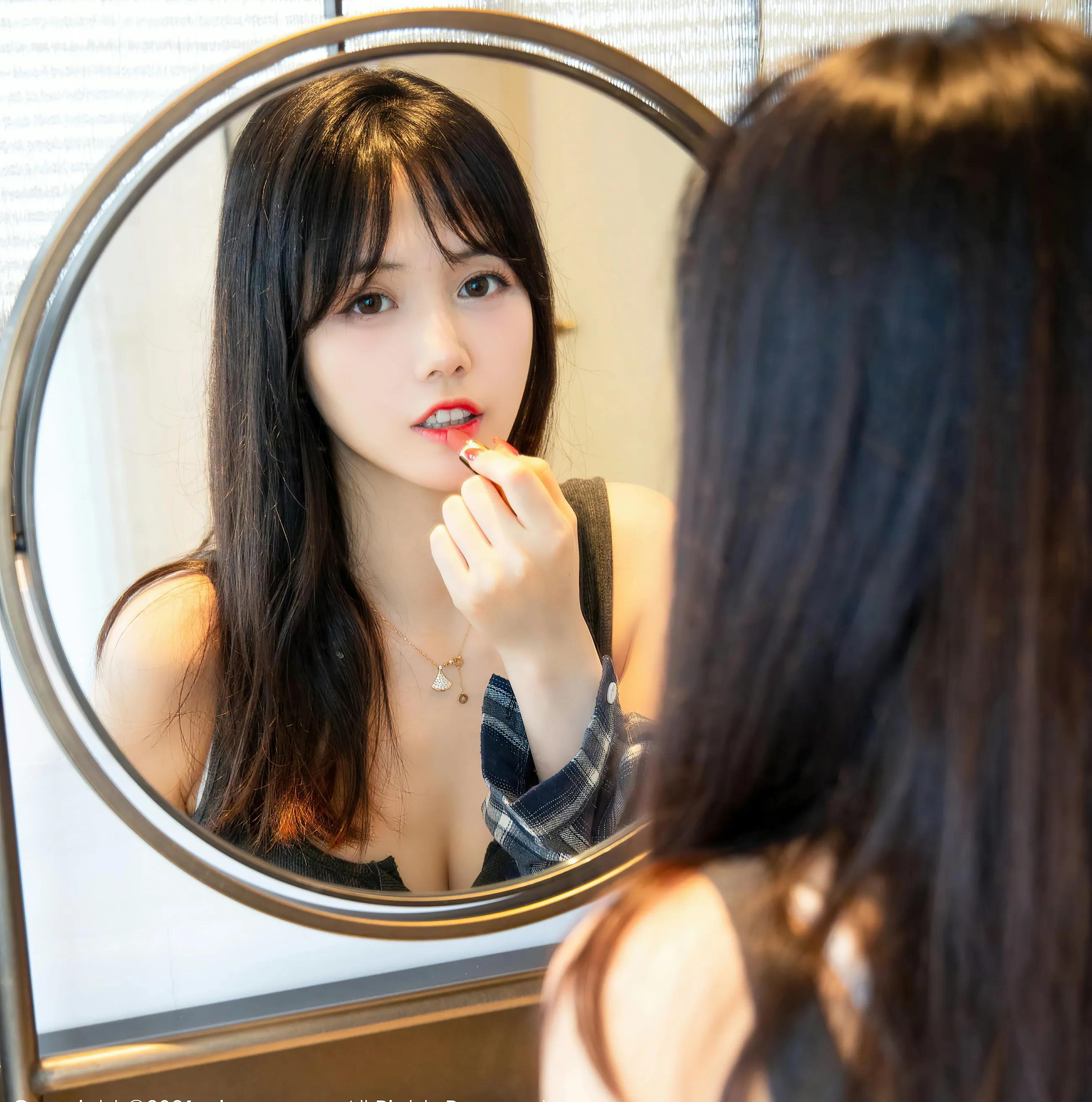 一边是学姐一边是学妹该选哪个呀,学姐还是学妹更适合做女朋友