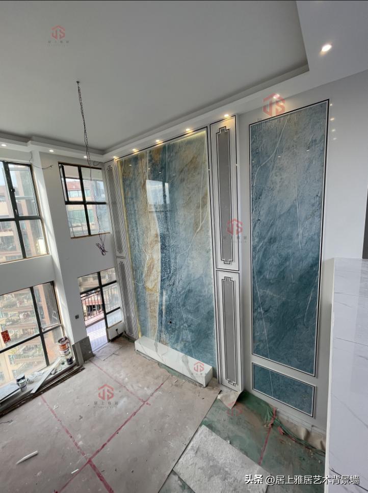 复式楼挑空客厅岩板背景墙效果图,岩板复式挑空背景墙