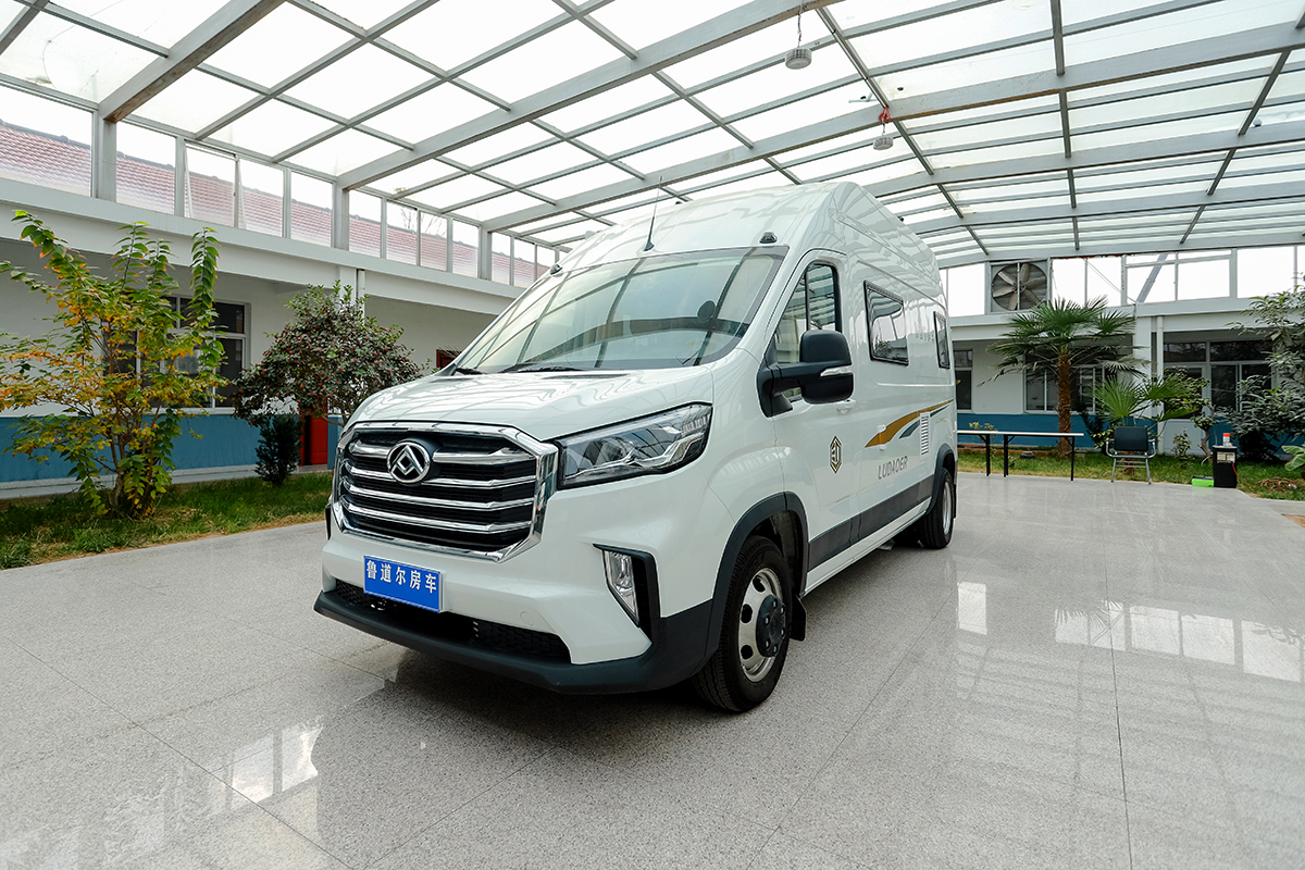 鲁道尔房车效果图,豪华卫浴分离房车