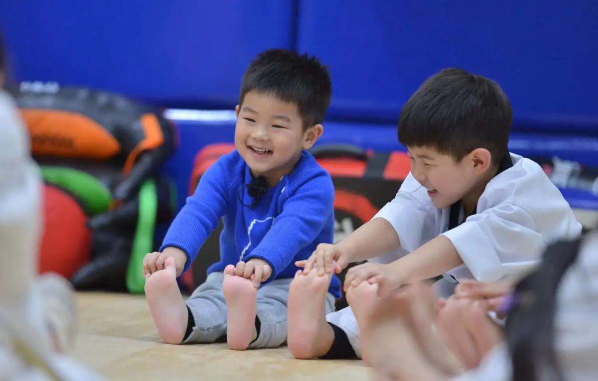 养育男孩父母坚持4个原则,养育男孩给男孩父母的养育指南