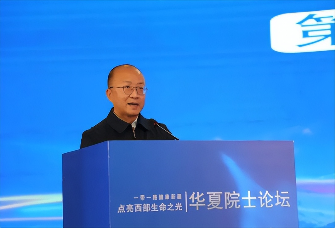 全国肿瘤专家齐聚伊宁为患者义诊,大批专家赴新疆