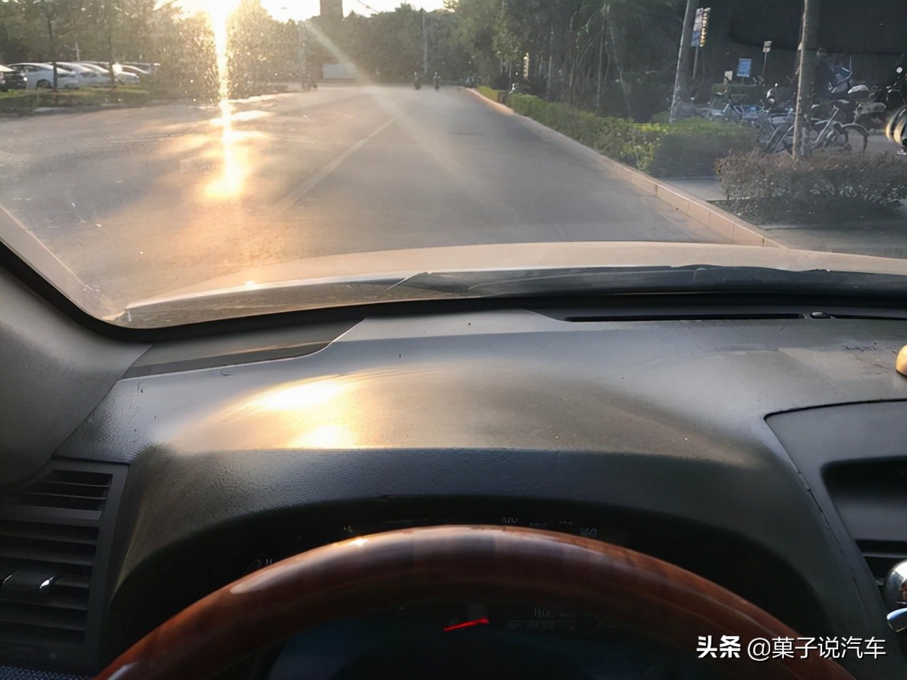 车子偶尔露天暴晒,车子长期在高温下暴晒有什么影响