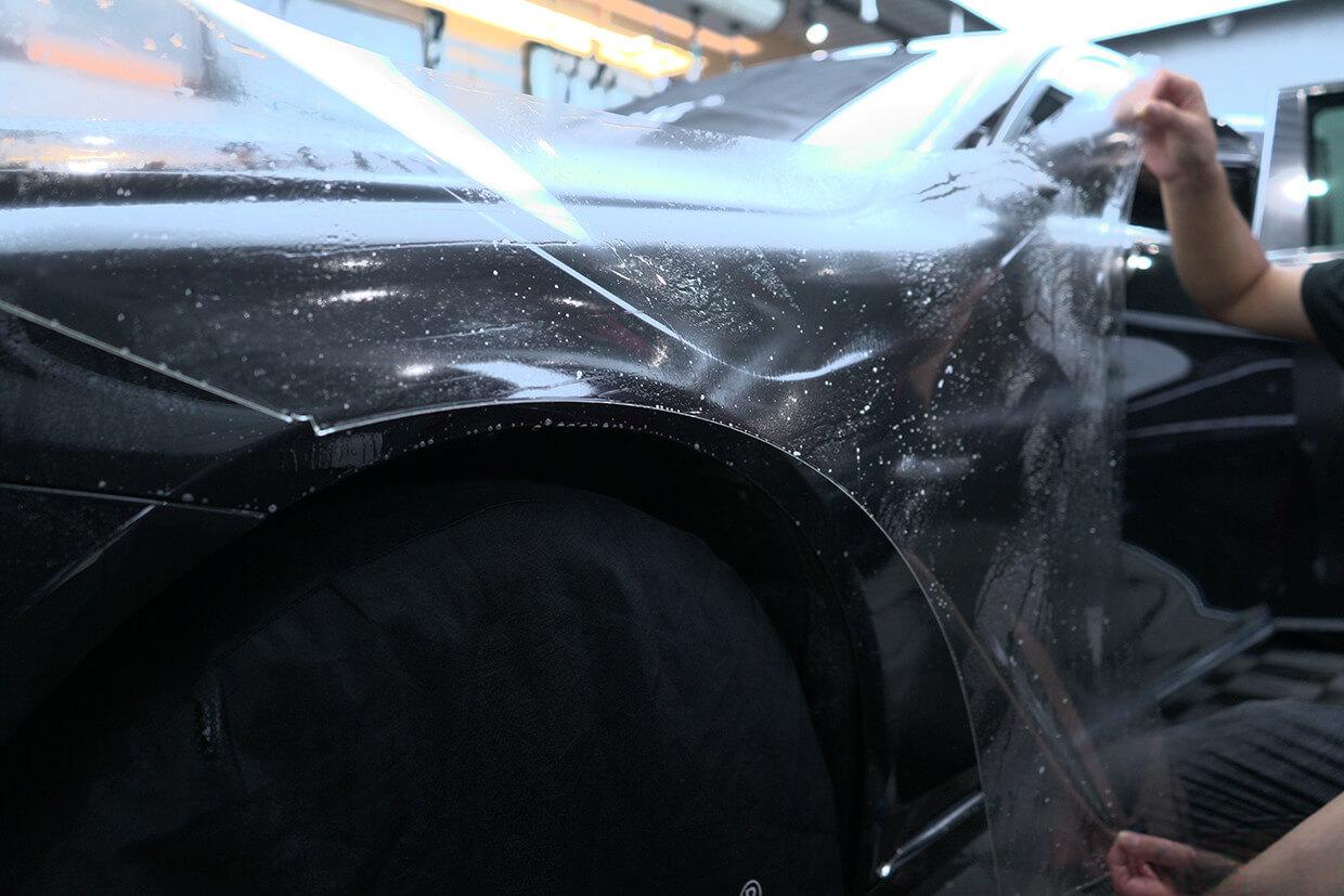 车窗贴膜被刮花的原因,车窗贴膜被撕留下的痕迹怎么处理