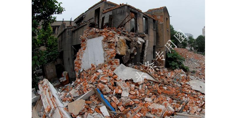 分家时大伯把烂滩地全给我爸，如今这里建高速，大伯肠子都悔青了