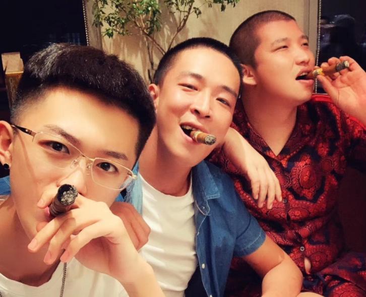 二驴借“榴莲事件”嘲讽辛巴：200万包飞机去泰国，豪赚3000多万