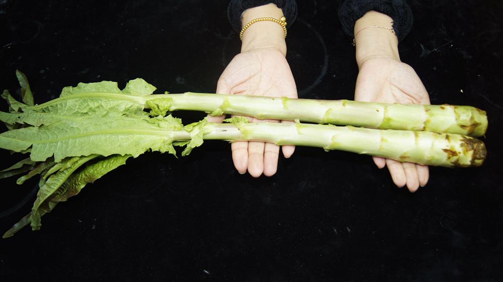 做莴笋时，别直接下锅炒了，饭店大厨教你一招，莴笋脆嫩又好吃