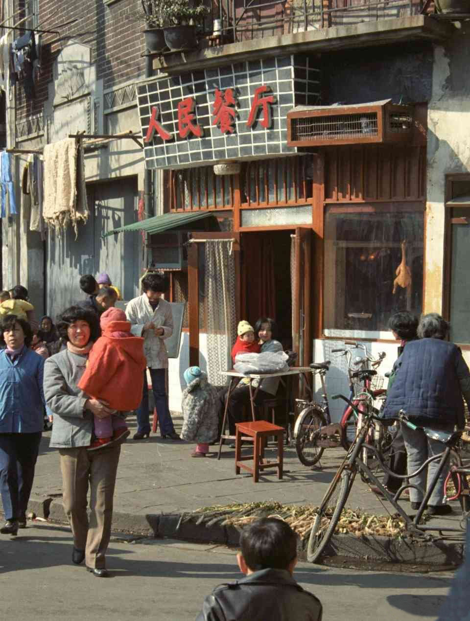 八十年代的上海老照片,踩在东海沿岸闪耀着无与伦比的繁荣骄傲