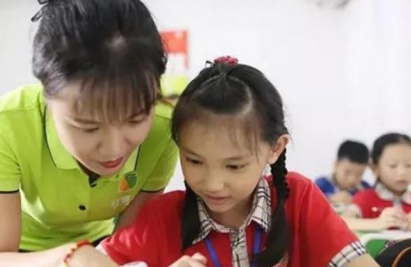 小学三年级作文写妈妈事件,小学生作文我的妈妈网上火了