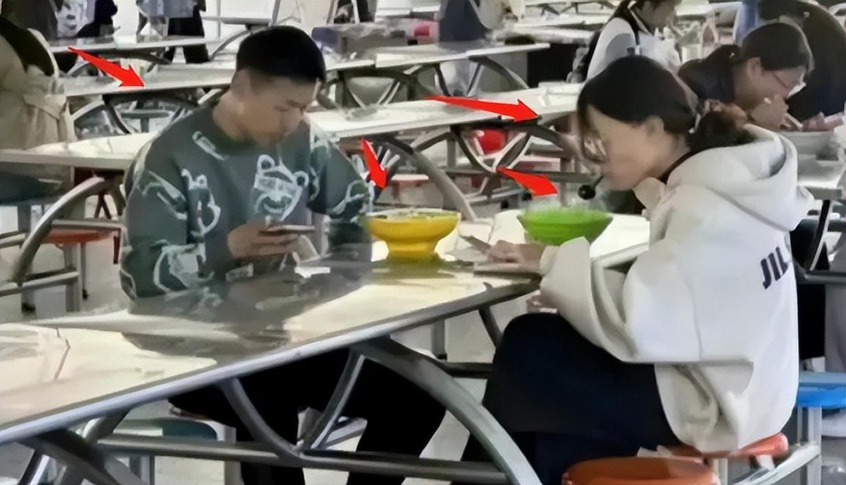 大学情侣因“抠”走红,为省钱两人中午仅吃一份饭,后续令人愤怒