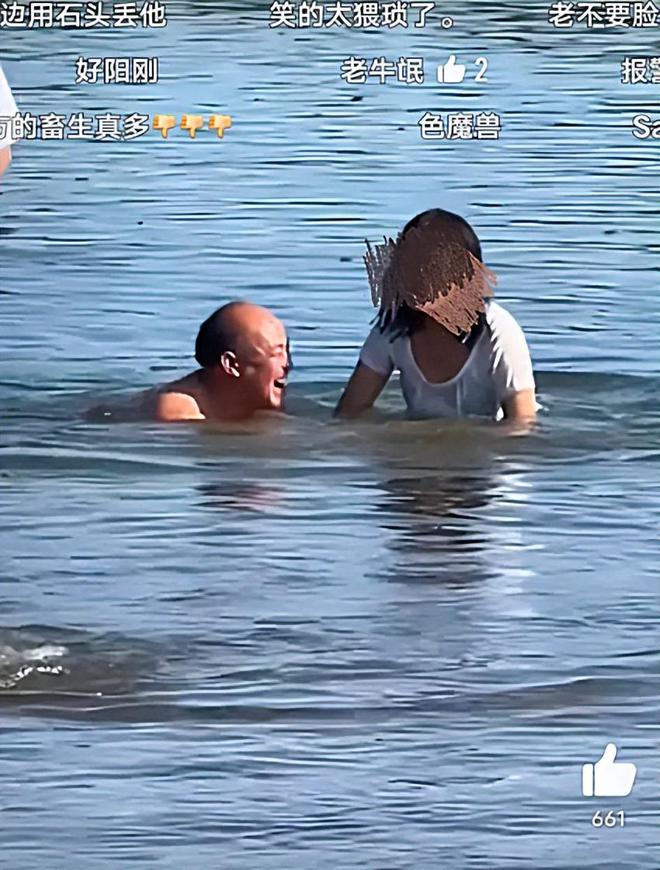 大爷假意教女生游泳疑似多次在水中揩油摸奶被曝光