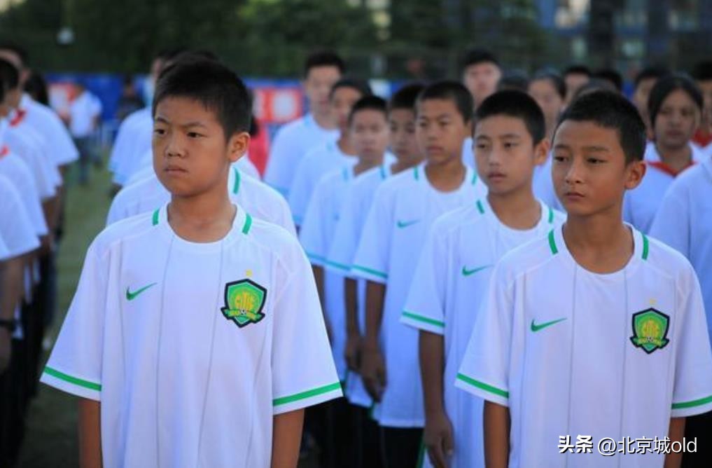三位北京高中生，走进顺义国安基地，传承死磕精神，引起球迷热议