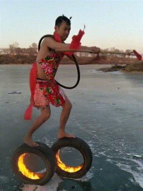 神回复：把大众车标扣下来清灰，里面藏了一个圆球，这是个啥？