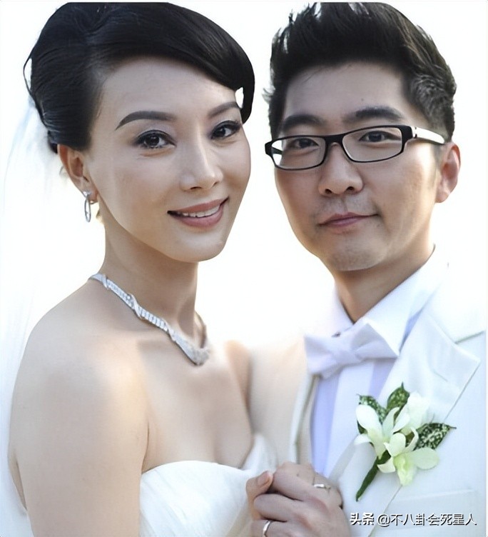 年轻时很美老了很丑的女星,年轻时候不好看老了漂亮的明星