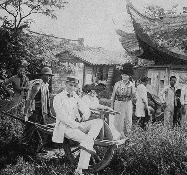 一个清朝女孩被贩卖到美国，在铁笼子里的生活惨不忍睹