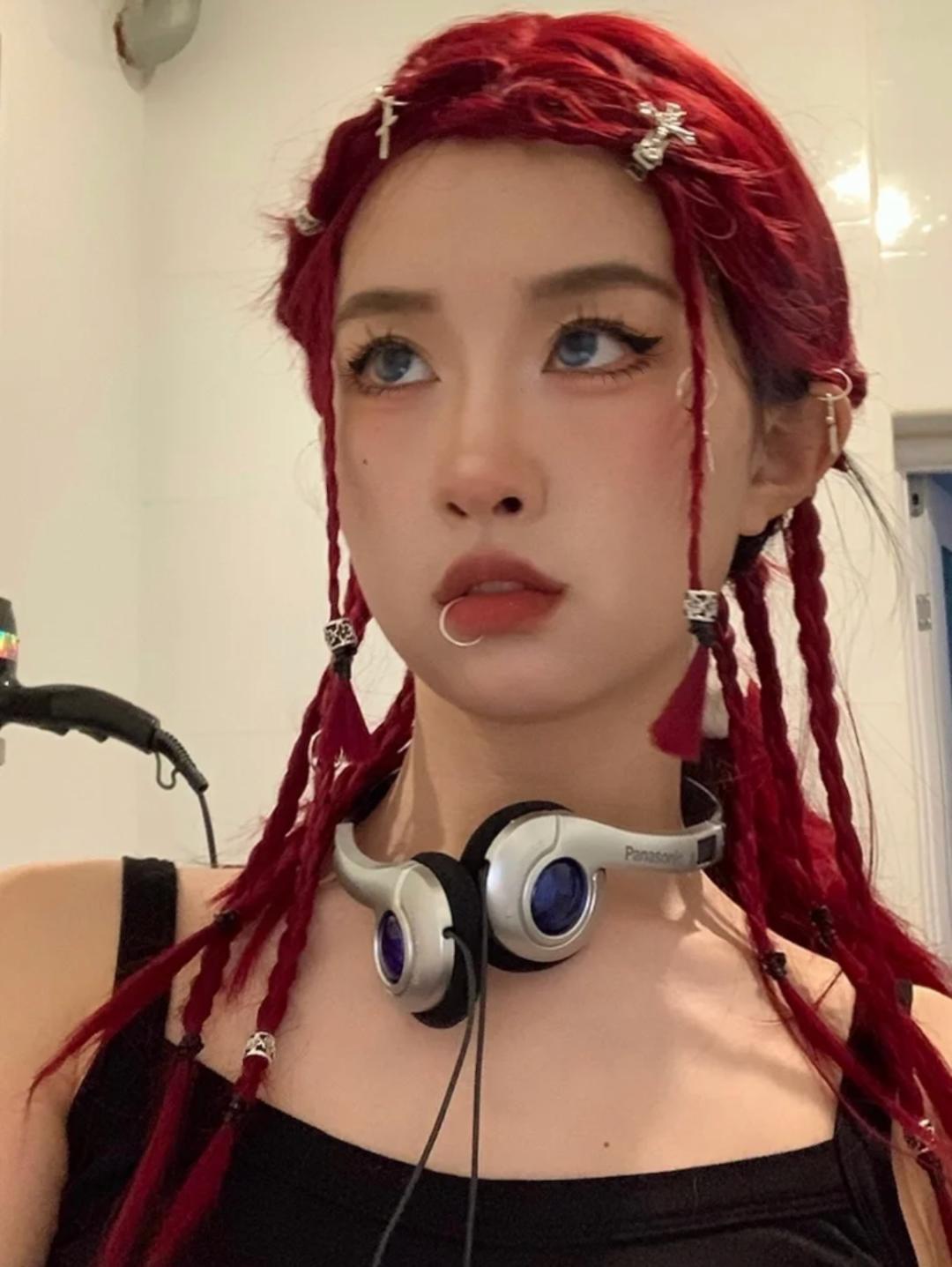 染完黑发以为很有气质,染红发颜值