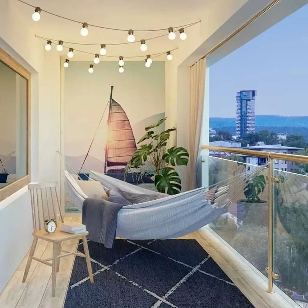 家里阳台怎么像露营感觉,阳台既能晾衣服也能当临时卧室