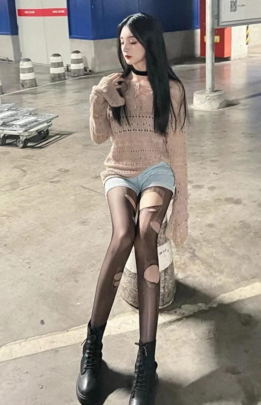 为什么女生穿袜子这么好看,夏天穿丝袜还是棉袜不会臭脚