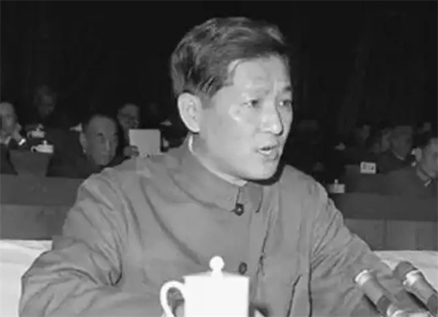 机械厂普通工人，55岁官至副国级，历任北京市委书记，此人是谁？