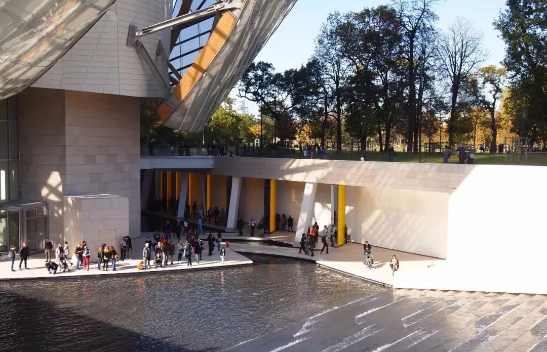 解构主义弗兰克盖里,美国建筑师弗兰克盖里的建筑风格