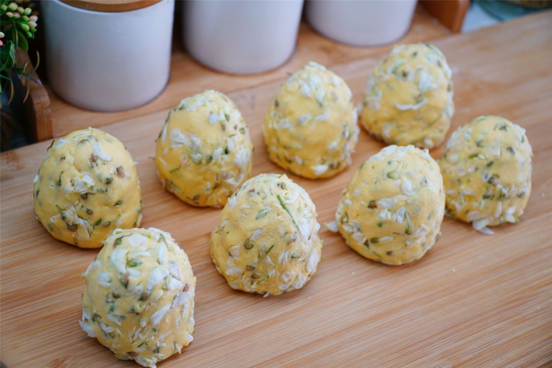 紫色的槐花和白色的槐花是一样吗,粉白色槐花是什么