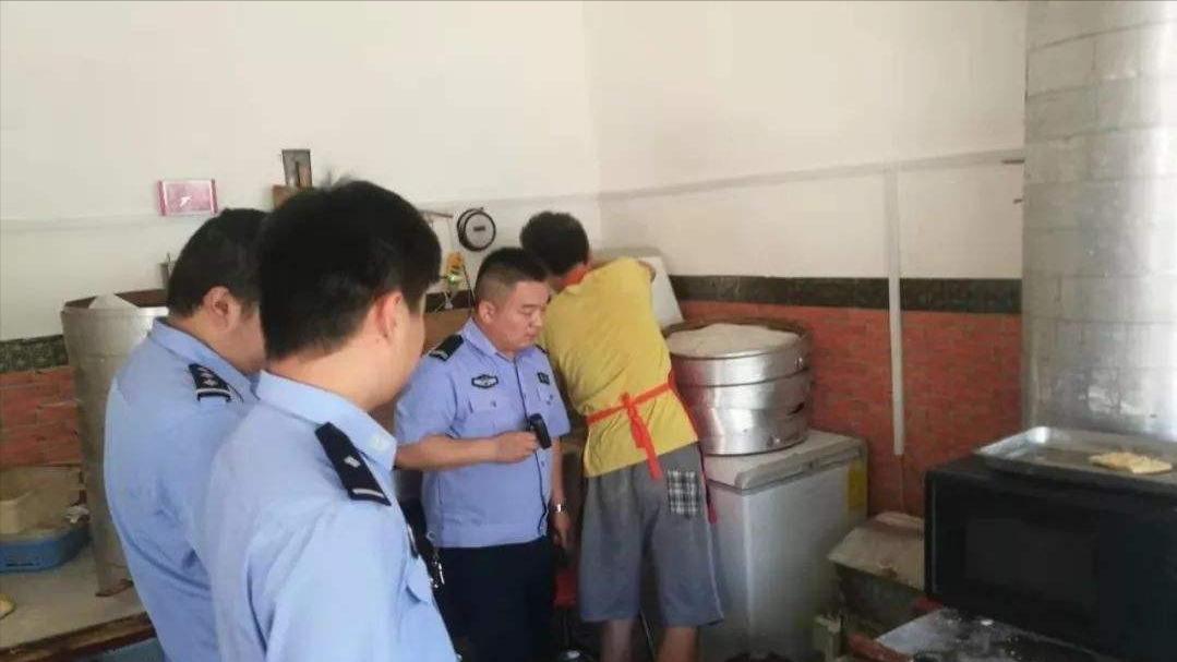 警惕小摊贩卖的铝包子,如何辨别早餐店包子质量