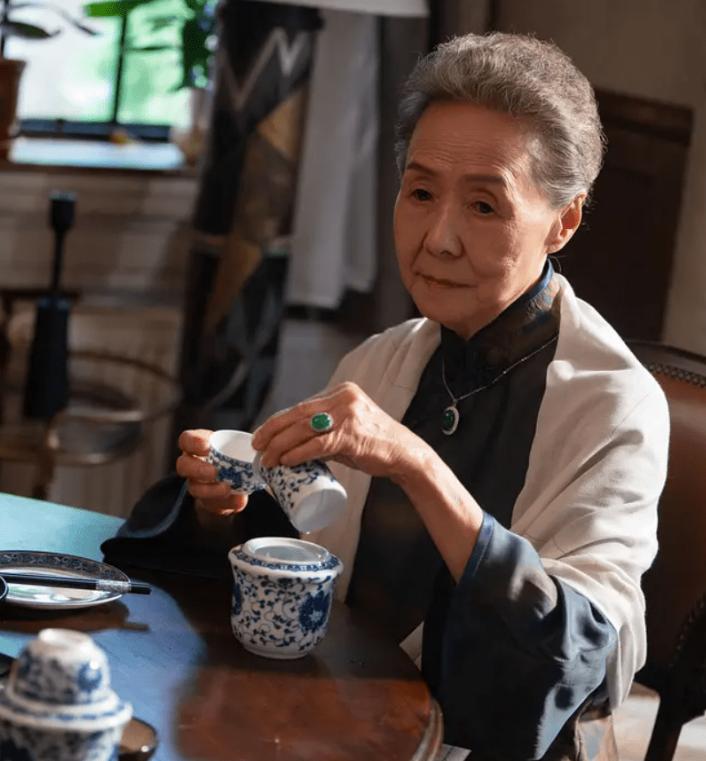 白发老人如何穿搭好看女,最新老年人穿衣风格女