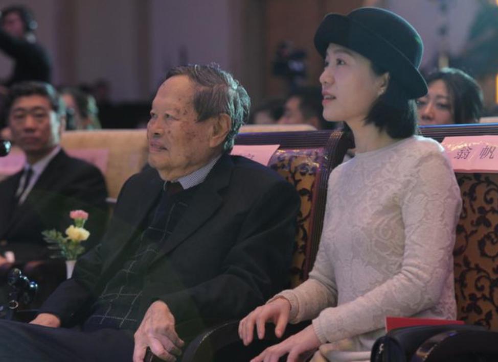 翁帆与杨振宁结婚生活状况怎样,杨振宁和翁帆结婚的当年现状